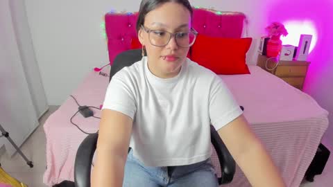 Snapshot of sofijonesx_ chatting on December 23, 3:29 am Sofia online show from December 23, 3:29 am