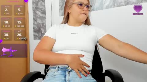 Snapshot of sofijonesx_ chatting on October 2, 7:19 pm Sofia online show from October 2, 7:19 pm