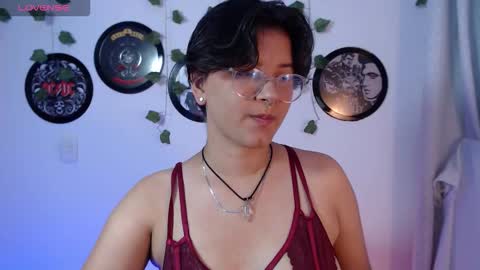 Snapshot of sophie_ross1 chatting on October 22, 1:32 am Sophie online show from October 22, 1:32 am