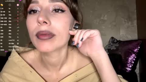 Snapshot of sophiedescoteaux chatting on October 21, 8:57 pm Mira online show from October 21, 8:57 pm