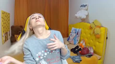 sophiekittyy online show from February 1, 7:15 am