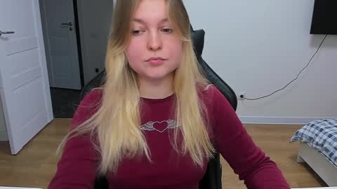 Snapshot of stacy_miraclee chatting on December 26, 10:05 am Stacy  online show from December 26, 10:05 am