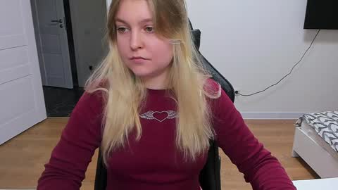 Snapshot of stacy_miraclee chatting on December 12, 4:10 pm Stacy  online show from December 12, 4:10 pm