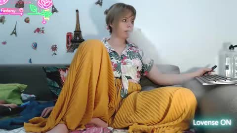 Stephanie   online show from October 23, 10:43 am