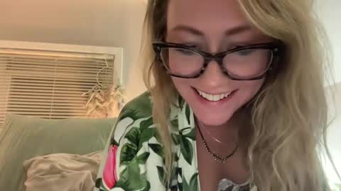 Snapshot of steviegirl4u chatting on October 26, 11:22 pm StevieGirl4U online show from October 26, 11:22 pm