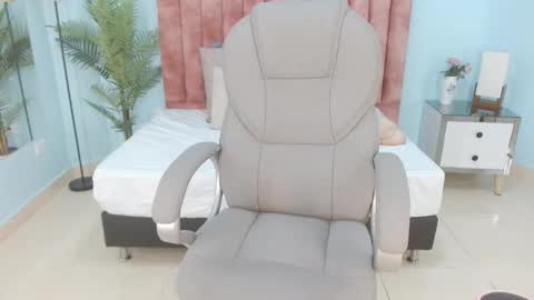 sussy leon online show from November 20, 3:51 am