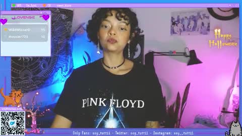 Snapshot of sweet_bluee chatting on October 1, 2:27 am Tutti online show from October 1, 2:27 am