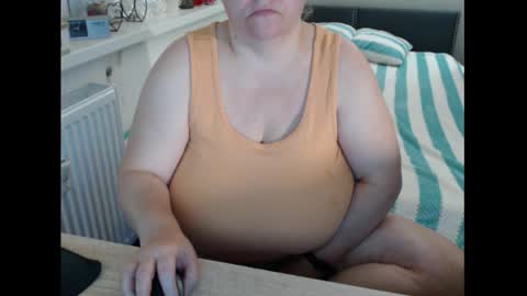 Sweetboobs85h online show from December 3, 7:27 pm