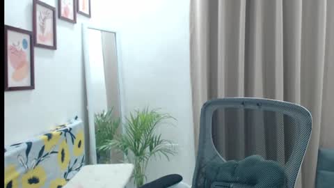 Snapshot of sweetestsmile_ chatting on February 20, 2:35 pm Khaye online show from February 20, 2:35 pm