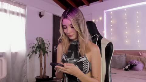 Cat independent model  online show from December 23, 8:57 pm