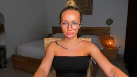 Mila online show from November 4, 9:47 am