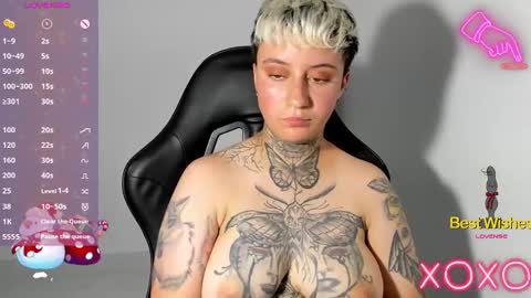 Snapshot of tatoo_girl chatting on December 6, 6:17 pm jess online show from December 6, 6:17 pm