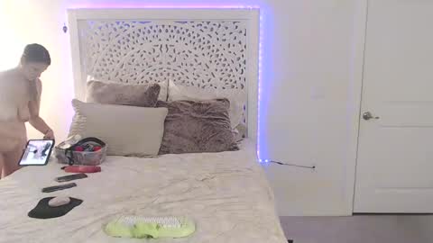 Scarlet Hexx 3 online show from September 22, 4:11 am