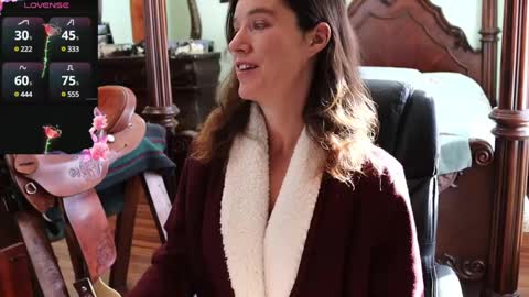 Snapshot of thornbury_rose chatting on February 17, 8:27 pm ThornburyRose online show from February 17, 8:27 pm