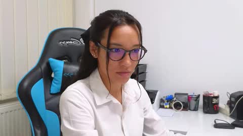 Snapshot of tia_j chatting on October 4, 3:34 am tia_j online show from October 4, 3:34 am