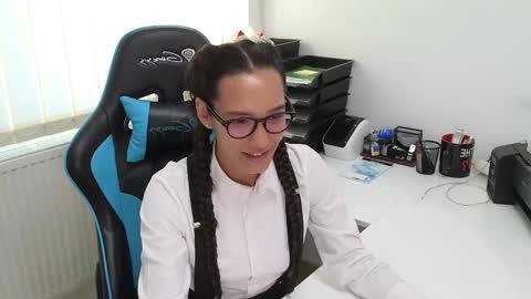 Snapshot of tia_j chatting on September 22, 3:21 pm tia_j online show from September 22, 3:21 pm