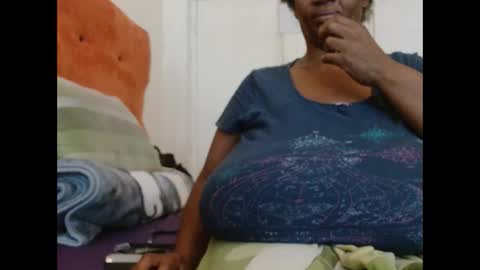 Snapshot of tinagiant chatting on February 12, 8:49 am tinagiant online show from February 12, 8:49 am