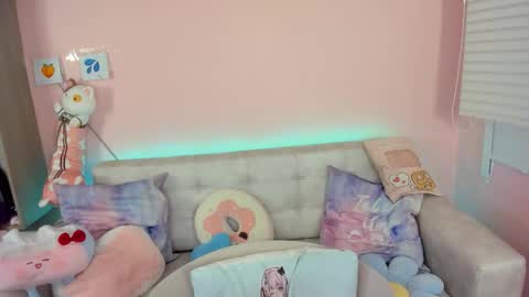 tiny_cora online show from November 27, 4:32 pm