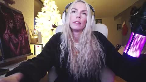 stage Kylie Sinner  brand CLITBAIT online show from December 16, 9:20 pm