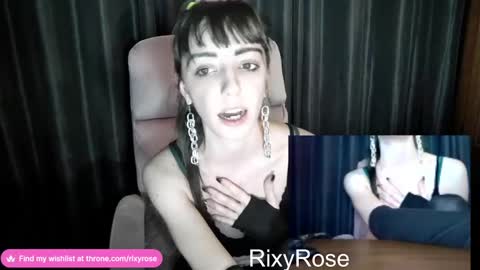 Snapshot of trixyrose chatting on December 4, 2:20 am RixyRose online show from December 4, 2:20 am