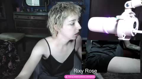 Snapshot of trixyrose chatting on September 29, 12:10 pm RixyRose online show from September 29, 12:10 pm