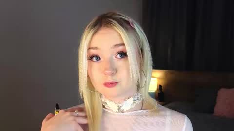 Snapshot of twinklefluff chatting on October 28, 4:24 pm twinklefluff online show from October 28, 4:24 pm