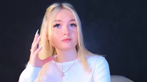 Snapshot of twinklefluff chatting on March 9, 6:17 am twinklefluff online show from March 9, 6:17 am