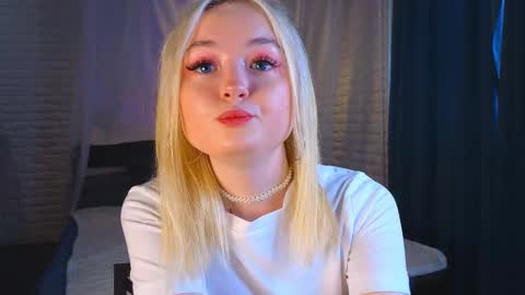 Snapshot of twinklefluff chatting on March 7, 4:24 am twinklefluff online show from March 7, 4:24 am