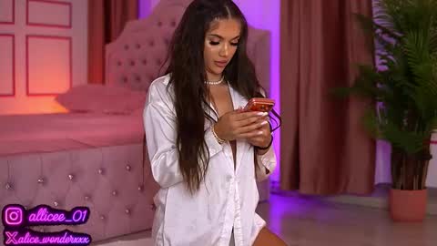 Vanessa Simon online show from October 7, 8:30 am