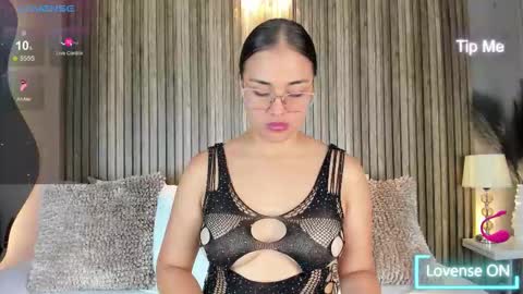 V A N N E S A   online show from November 18, 12:06 pm