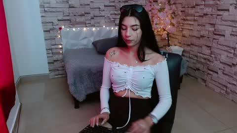 Snapshot of vanse_lust chatting on December 8, 5:55 pm Karuna online show from December 8, 5:55 pm