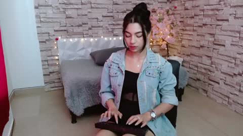 Snapshot of vanse_lust chatting on December 7, 4:58 pm Karuna online show from December 7, 4:58 pm