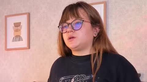 Vee Simons online show from October 13, 7:38 pm