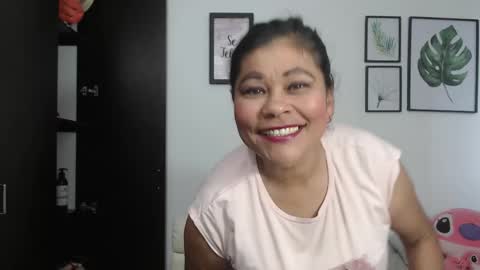 Snapshot of viki_mom chatting on January 21, 12:39 pm Viki Mom  online show from January 21, 12:39 pm