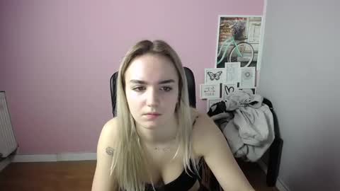 Snapshot of viktoria_lovely chatting on January 17, 6:36 am viktoria_lovely online show from January 17, 6:36 am