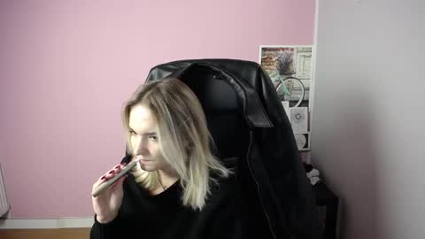 Snapshot of viktoria_lovely chatting on October 15, 9:01 am viktoria_lovely online show from October 15, 9:01 am