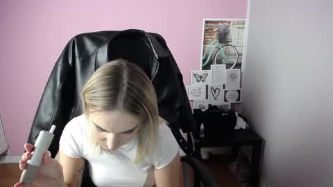 Snapshot of viktoria_lovely chatting on October 10, 10:31 am viktoria_lovely online show from October 10, 10:31 am