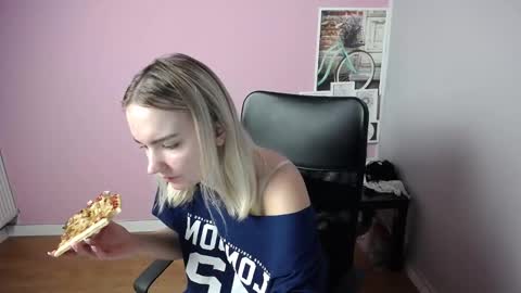 Snapshot of viktoria_lovely chatting on September 9, 6:35 am viktoria_lovely online show from September 9, 6:35 am