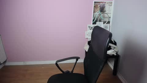 Snapshot of viktoria_lovely chatting on February 13, 6:20 am viktoria_lovely online show from February 13, 6:20 am