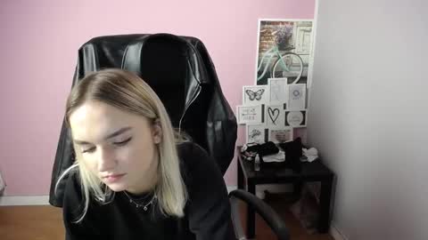 Snapshot of viktoria_lovely chatting on October 22, 9:47 am viktoria_lovely online show from October 22, 9:47 am