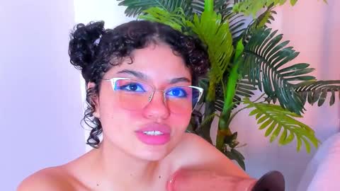 Snapshot of violet_cortez chatting on October 20, 5:05 pm Vio online show from October 20, 5:05 pm