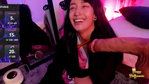 Violet Jones online show from October 31, 4:00 pm