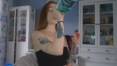 Snapshot of weed_princesss chatting on February 6, 10:58 am  moon  online show from February 6, 10:58 am