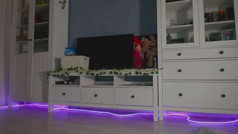 Snapshot of weed_princesss chatting on December 6, 1:11 pm  moon  online show from December 6, 1:11 pm