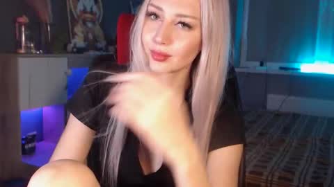 Whitekittykitten online show from November 22, 1:36 pm