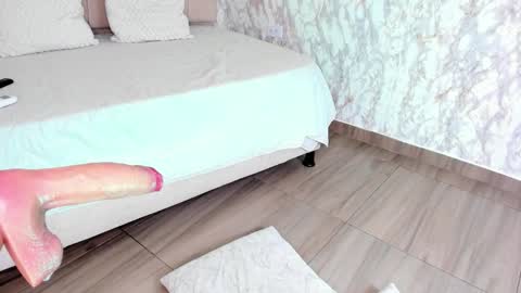 whitneyyfox online show from December 15, 1:44 am