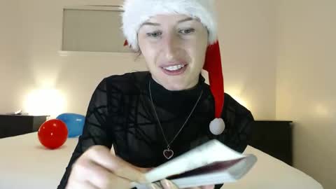 WildRose L - check my Pinned tweet if you dont see me online within 5 minutes after Ive sent email notifications online show from December 20, 1:53 am