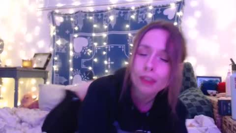 Eevie online show from December 28, 1:29 am