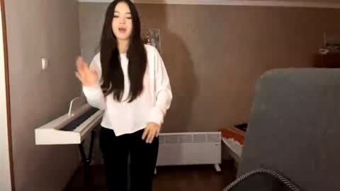 Amina online show from October 27, 2:45 pm