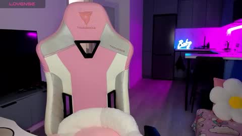 Emi online show from January 12, 6:02 pm